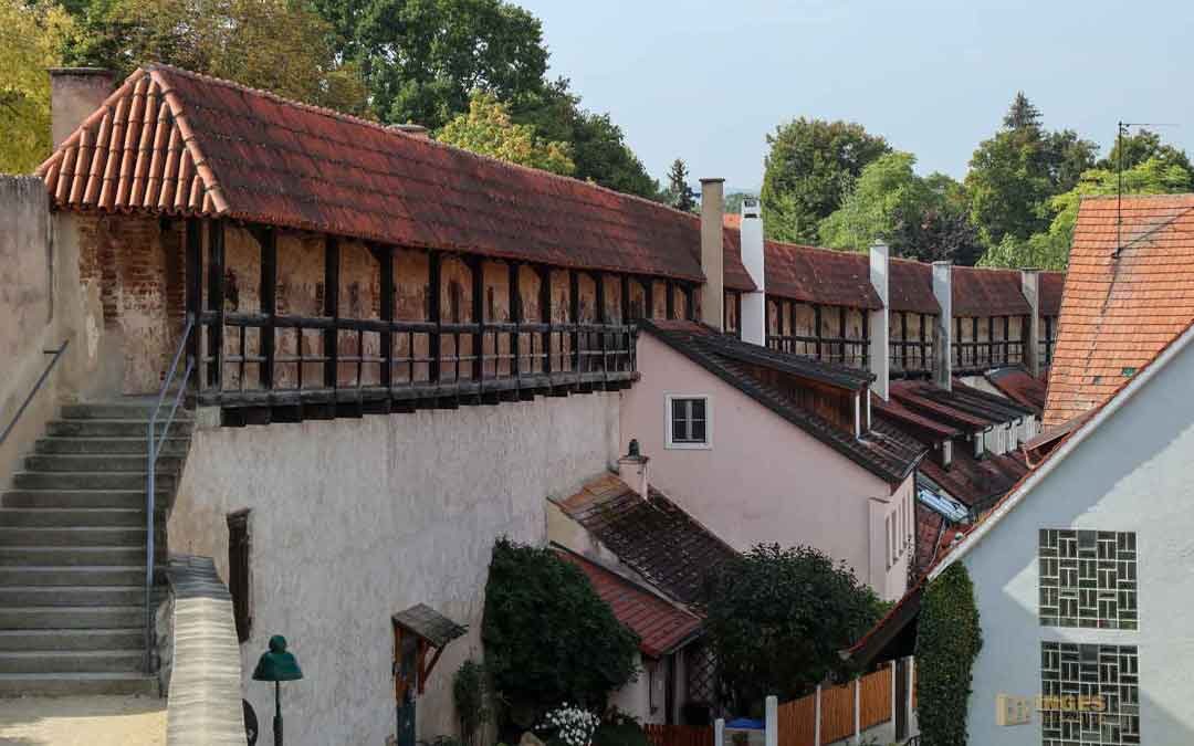 Auf der Stadtmauer in Nördlingen unterwegs