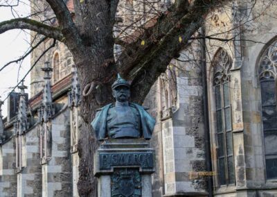 Ein Bummel durch Bad Urach 14 Bismarck Denkmal bei der Stiftskirche Bad Urach 0730