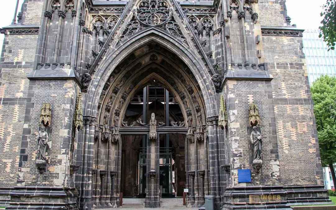 Am Mahnmal St. Nikolai in Hamburg