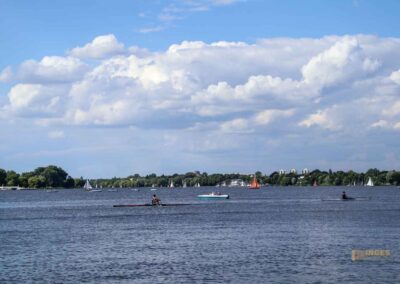 An der Außenalster in Hamburg 5 Boote auf der Außenalster Hamburg 0354