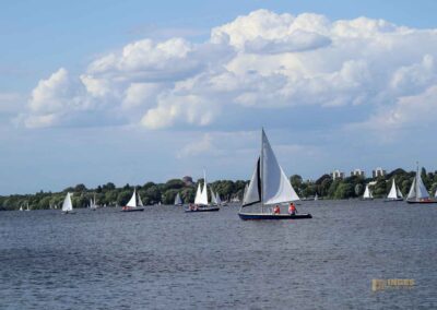 An der Außenalster in Hamburg 9 Boote auf der Außenalster Hamburg 0418