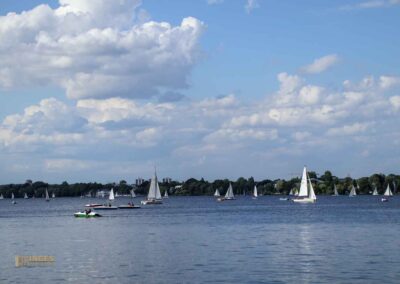 An der Außenalster in Hamburg 12 Boote auf der Außenalster Hamburg 0525