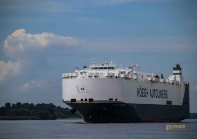 Schifffahrt auf der Elbe bei Hamburg 0980