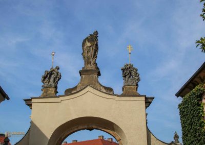Im Kloster Strahov (Strahovský klášter) in Prag 4 haupttor zu kloster strahov in prag 0166