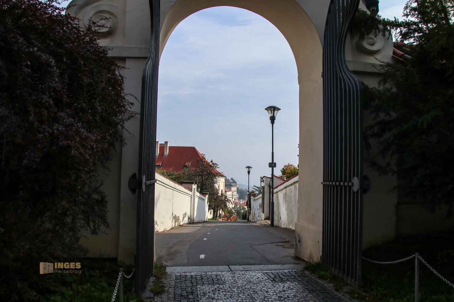 zugang zu kloster strahov richtung prager burg prag 9597 zugang zu kloster strahov richtung prager burg prag 9597