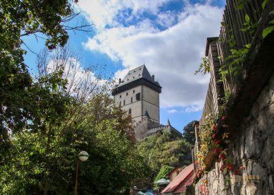 auf dem weg zur burg karlstein in tschechien 3405
