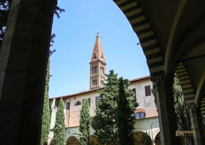 Die Kreuzgänge von Santa Maria Novella in Florenz 51 blick vom kreuzgang auf den kirchturm von santa maria novella in florenz 3550