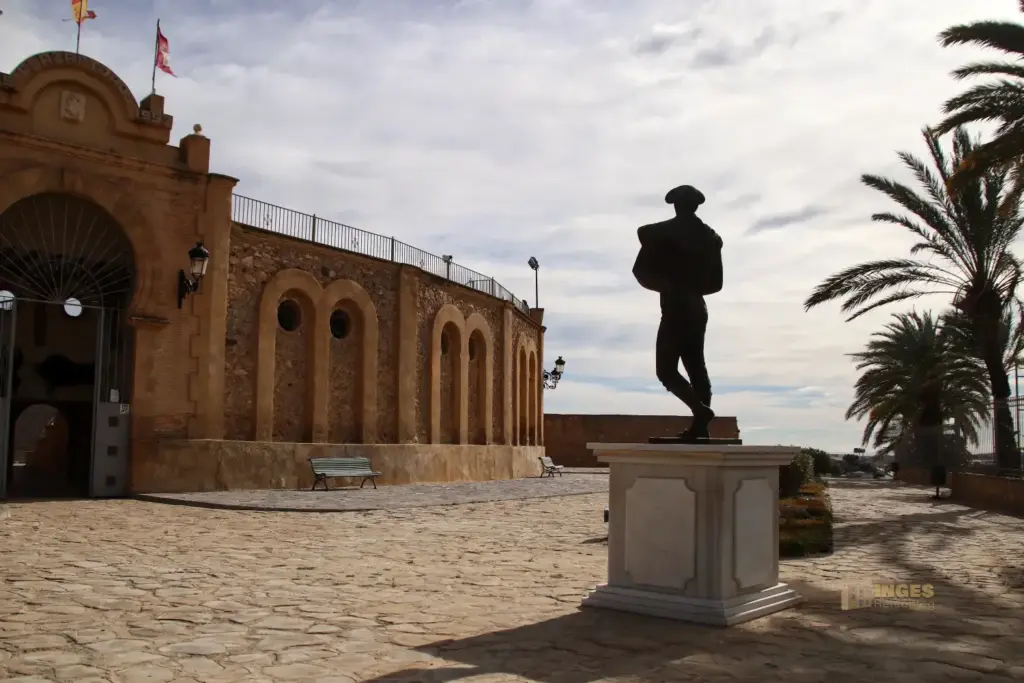 denkmal juan antonio ruiz vor stierkampfarena in vera andalusien 3048