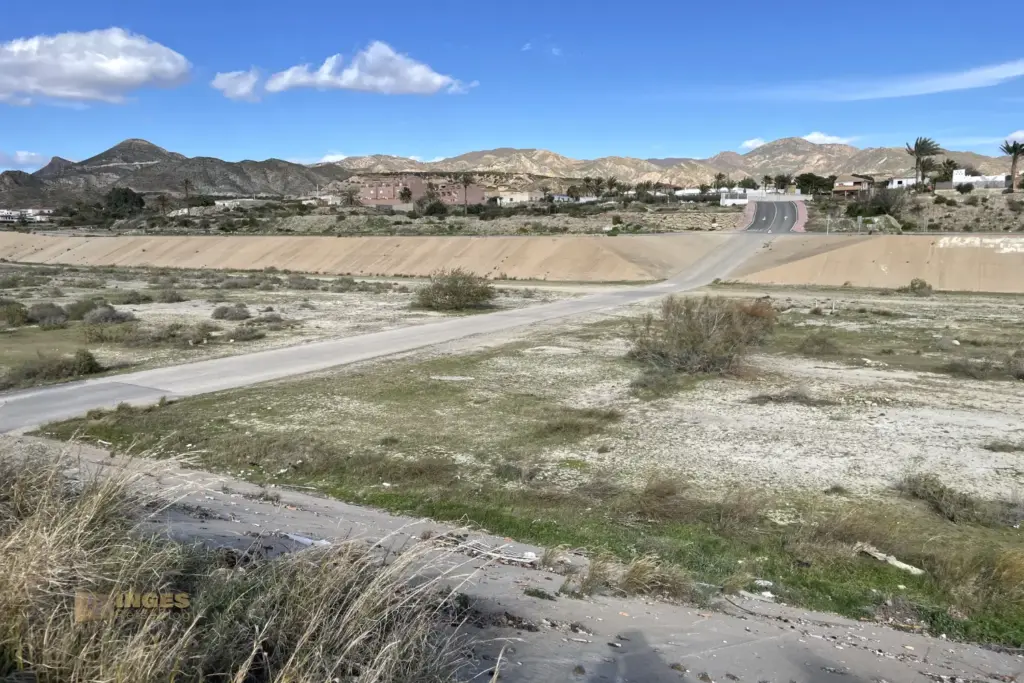 die strasse durch ein ausgetrocknetes flussbett cuevas del almanzora 3743 1